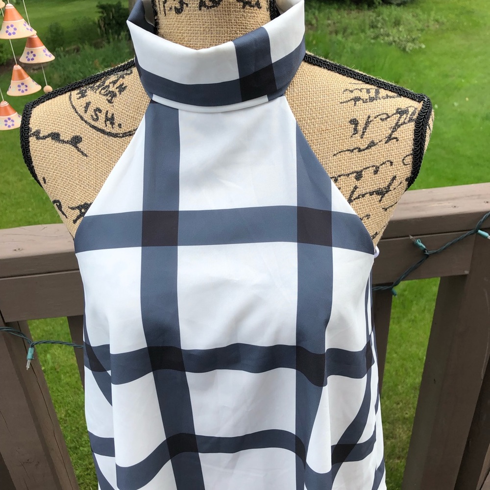 Lulu’s High Neck Sleeveless Gray and White Top - Picture 2 of 8